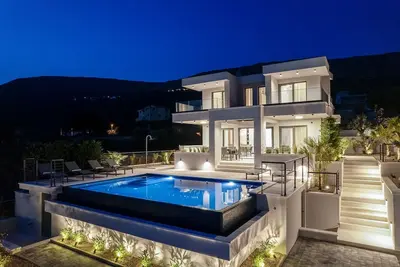 Image de Stylish property with heated 32sqm private pool, 5 bedrooms, 5 bathrooms, 1km from the beach