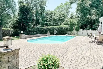 Image de Greenport Villa with a Pool