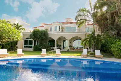 Image de Exclusive Beachfront Luxury Villa • Private Gym • Personalized 5 Star-Service