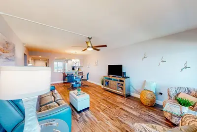 Image de Parrot's Cove | Condo in Madeira Beach with a heated pool