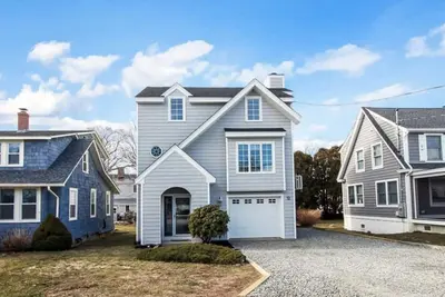 Image de Stylish Coastal Home with Private Beach Access & Outdoor Shower – Pet Friendly!