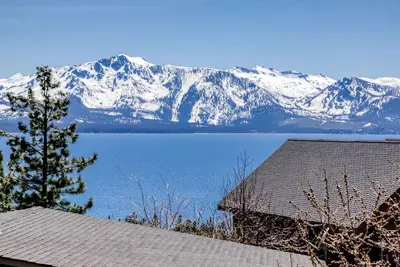 Image de Traditional Tahoe main-floor living in tri-level home with lake view, sleeps 10