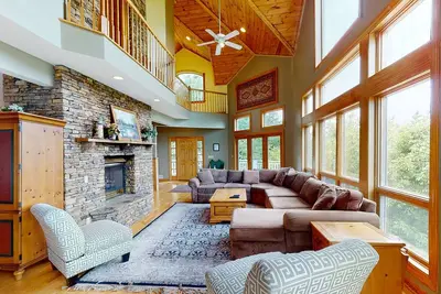 Image de Mountain view retreat with a hot tub, grill, & firepit - shared athletic courts