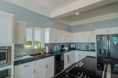 Image de Ocean view retreat with a large balcony, luxe walk-in shower, kitchenette, & Ac