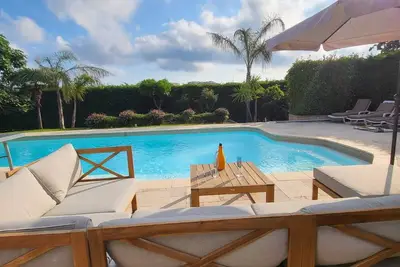 Image de Rez de Villa \"Clos Saint-Sauveur\" moderne Antibes 160m2, terrasse et piscine