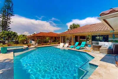 Image de Sunny lakefront home with heated saltwater pool, pool spa, grill, patio, kayaks