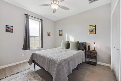 Image de Modern Escape in Cedar Creek, Pool Table, Foosball Table and Country living!