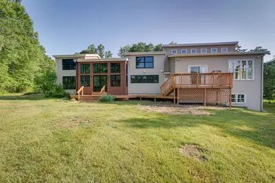 Image de Bright Bluemont Home w\/ On-Site Pond & Mtn Views!