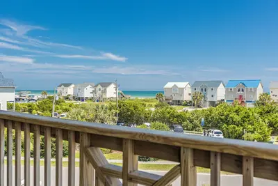 Image de Luxurious Pet Friendly home in the center of Surf City! 3bed 3 bath