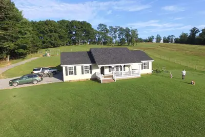Image de NetZero 3 Bedroom Farmhouse on Blue Ridge Parkway