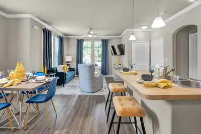 Image de Comfy, freshly decorated apartment!