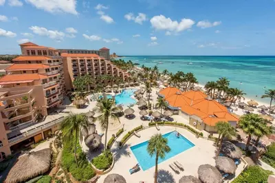 Image de ground floor unit private veranda steps from the pool- across from the beach\n
