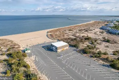 Image de Beach Front condo. Private parking. Steps to the beach.