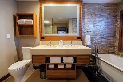 Image de Reimagined Villa in Fl 2br Golf/Water View