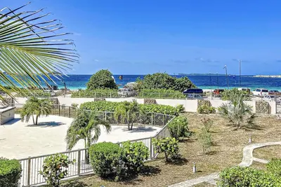 Image de Maison CaraĂŻbes, sur la plage d'Orient Bay