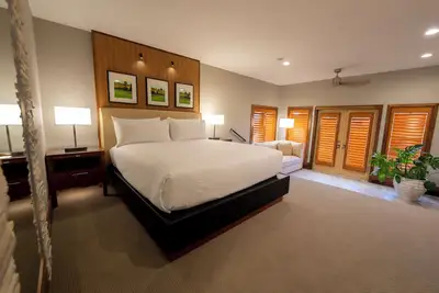 Image de Ada 2-Bedroom with Stunning Bay Views
