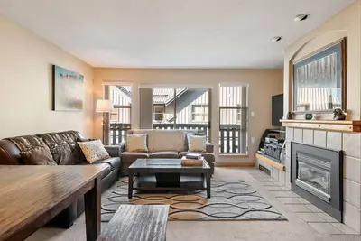 Image de 2 Bed Beautiful spacious townhome w free parking