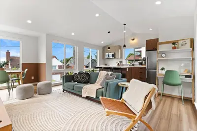 Image de Stylish, Vibrant 2 Bedroom Family Friendly Home w\/outdoor deck, Pet Friendly!