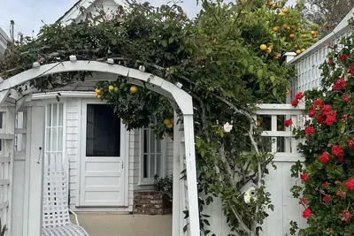 Charming studio cottage close to Whispering Sands Beach in La Jolla
