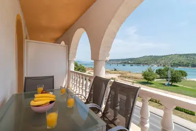 Image de A2 - seafront apt with balcony, 1 min to beach