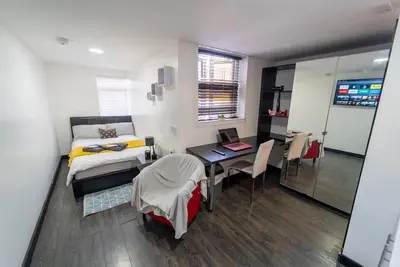 Image de Cosy top floor studio available near the city!