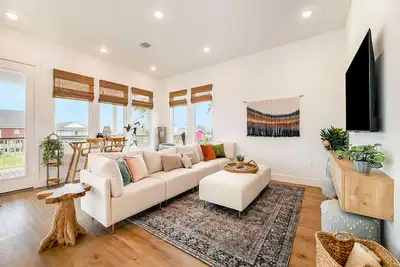 Stylish retreat with a furnished deck, Ac, & washer/dryer - walk to the beach