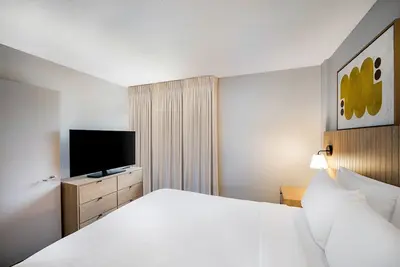 Image de 3 Modern Units! Pet-Friendly, Close to New Jersey Colgate Clock