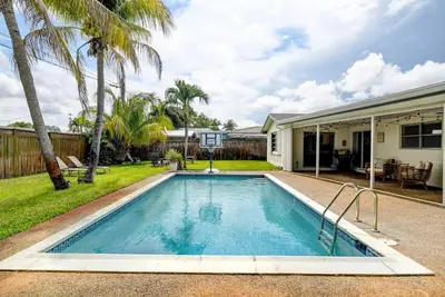 Image de Tranquil Oasis: Pool & Fire Pit in Boynton