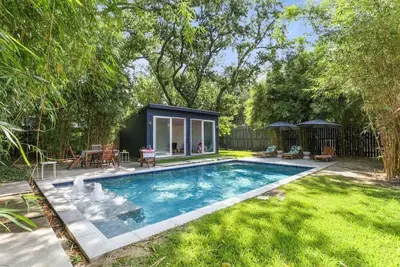 Image de Gorgeous backyard Pool, 2bd Midcity Retreat!