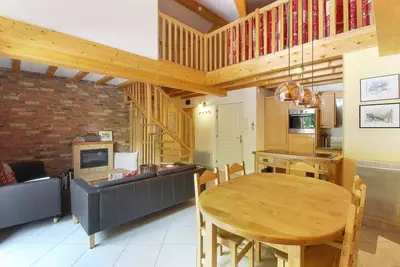 Image de Le Quatre  · Charming Central Alpine Condo | 75m2