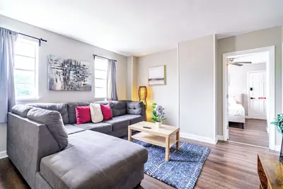 Image de Dennison Unit 2 Short North • Downtown • Private Parking • Nationwide & Convention Center!