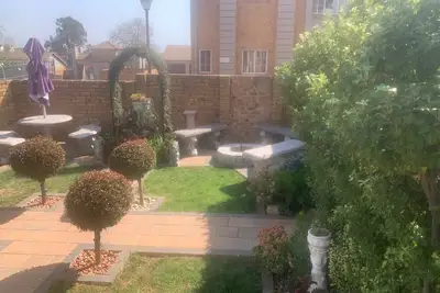Image de Peaceful and tranquil home in the middle of the city