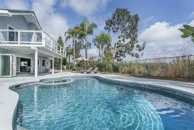 Image de Open 10-14 to 17! Pool, Spa, Pets Ok, Remodeled Beachy Lagoon Getaway!