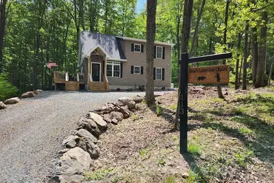 Image de Bear’s Lakeview Chalet, Escape to the Pocono Mountains. Steps to the Lake.