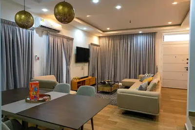 Image de Serene Gated 7-Guest Townhome with gym