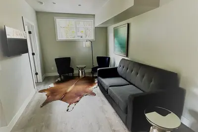 Image de Outlaw Inn Unit 3. Modern, newly remodeled unit, Steps from Main Street! \n