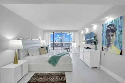 Image de Superstar! Penthouse - 3 bedroom condo Located 3 miles to South Miami beach