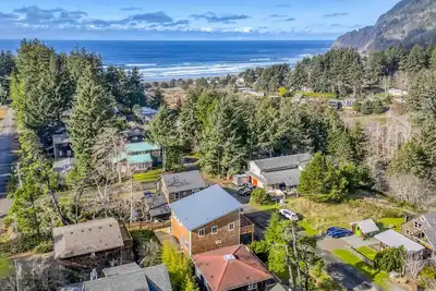 Image de Newly Built Beauty, Modern Furnishings, Large Deck, Views of Neahkahnie Mountain