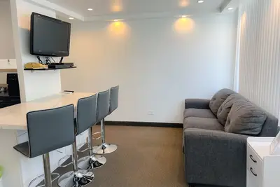 Modern Pacific Monarch 1-Bedroom | Rooftop Pool