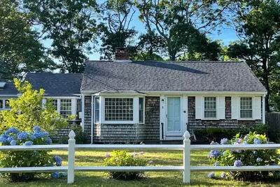 Image de Cottage near beaches, golf, mini-golf, restaurants, and family fun!