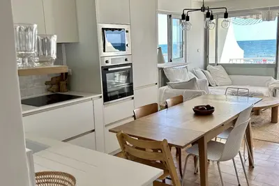 Image de Très bel appartement à la mer, traversant, piscine. Lovely apartment by the sea.