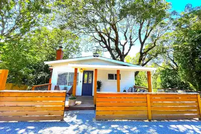 Image de Fully Remodeled Private Wine Country Bungalow! Sunny Treetop Views, Luxury Beds