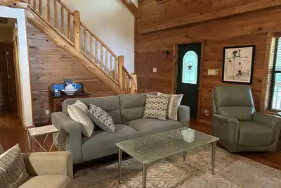Image de Comfy rustic cabin 1/2 mile from Lake Texoma is ready and fully stocked for 8+!
