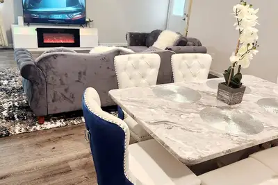 Image de Lux, New, Beau, Hot tub &4Bedroom; Houston near Iah, Downtown, Woodlands &Spring