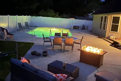 Image de Relaxing Secluded Getaway featuring a backyard Oasis