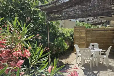 Image de A 80m de la plage, vaste studio neuf, climatisé avec grande terrasse et parking
