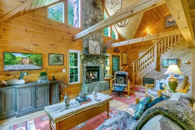 Image de WindFall-Stunning Creekside Cabin, Pet Friendly, Two Fire Pit Areas