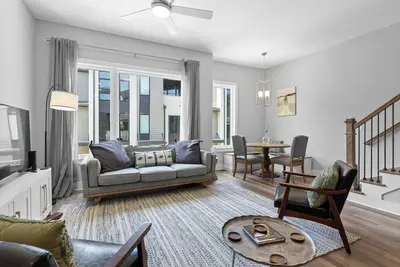 Image de Burnside Beauty! Work or play- this is the place to stay! Near downtown, fun!