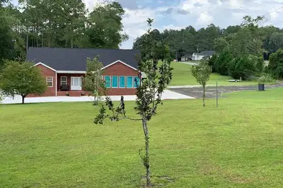Image de New, charming, and spacious Troopers Getaway/ 5 minutes to down town.