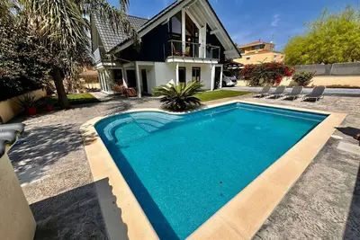 Image de sparrow villa in residential area by hlclub agency